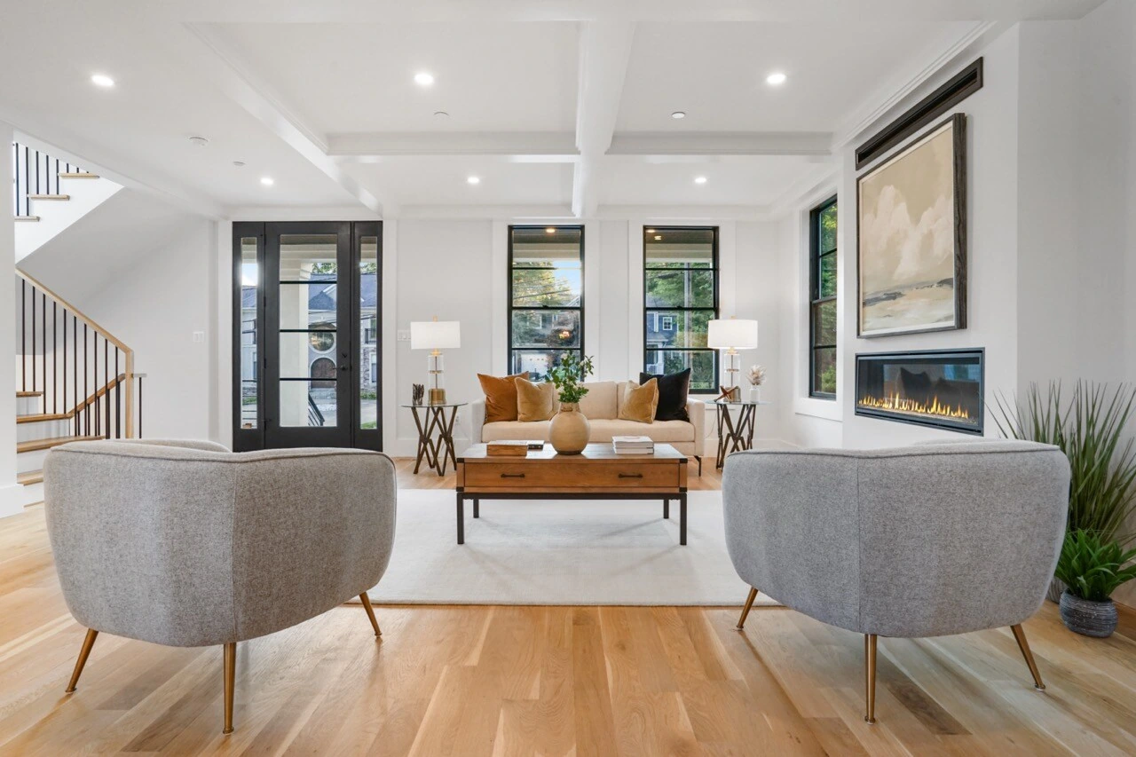 Bright, professionally photographed living room with HDR by Umedia